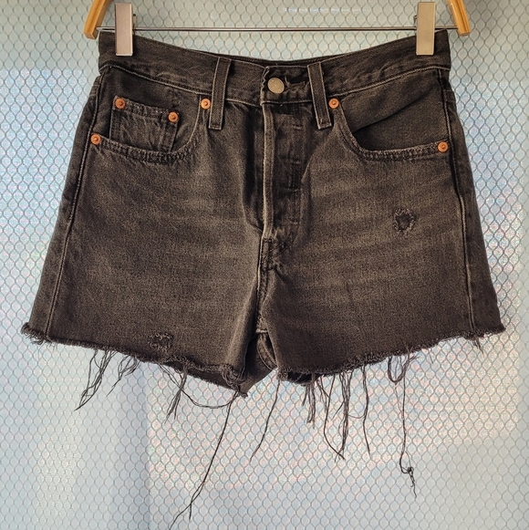 Levis 501 Cut-Off Women’s Denim Shorts Washed Gray Black raw hem Sz 25 - Picture 2 of 7